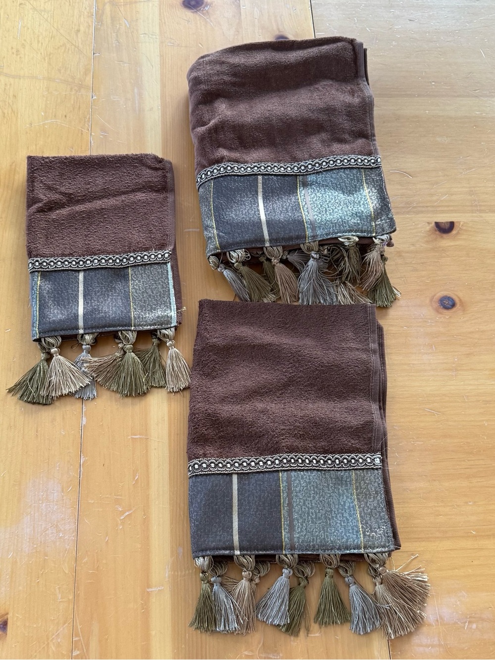 New In Packaging Sherry Kline Chambord Brown Embellished 3-piece Towel Set - Picture 7 of 7